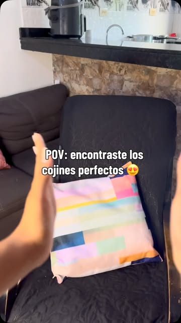 Cojín decorativo con diseños de colores