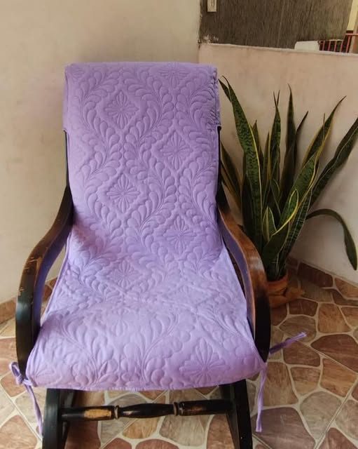 Silla de comedor con forro lavanda acolchado