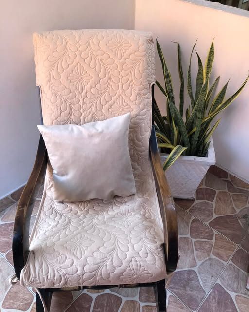 Silla tapizada con forro lavanda confeccionado por Grey's Confecciones