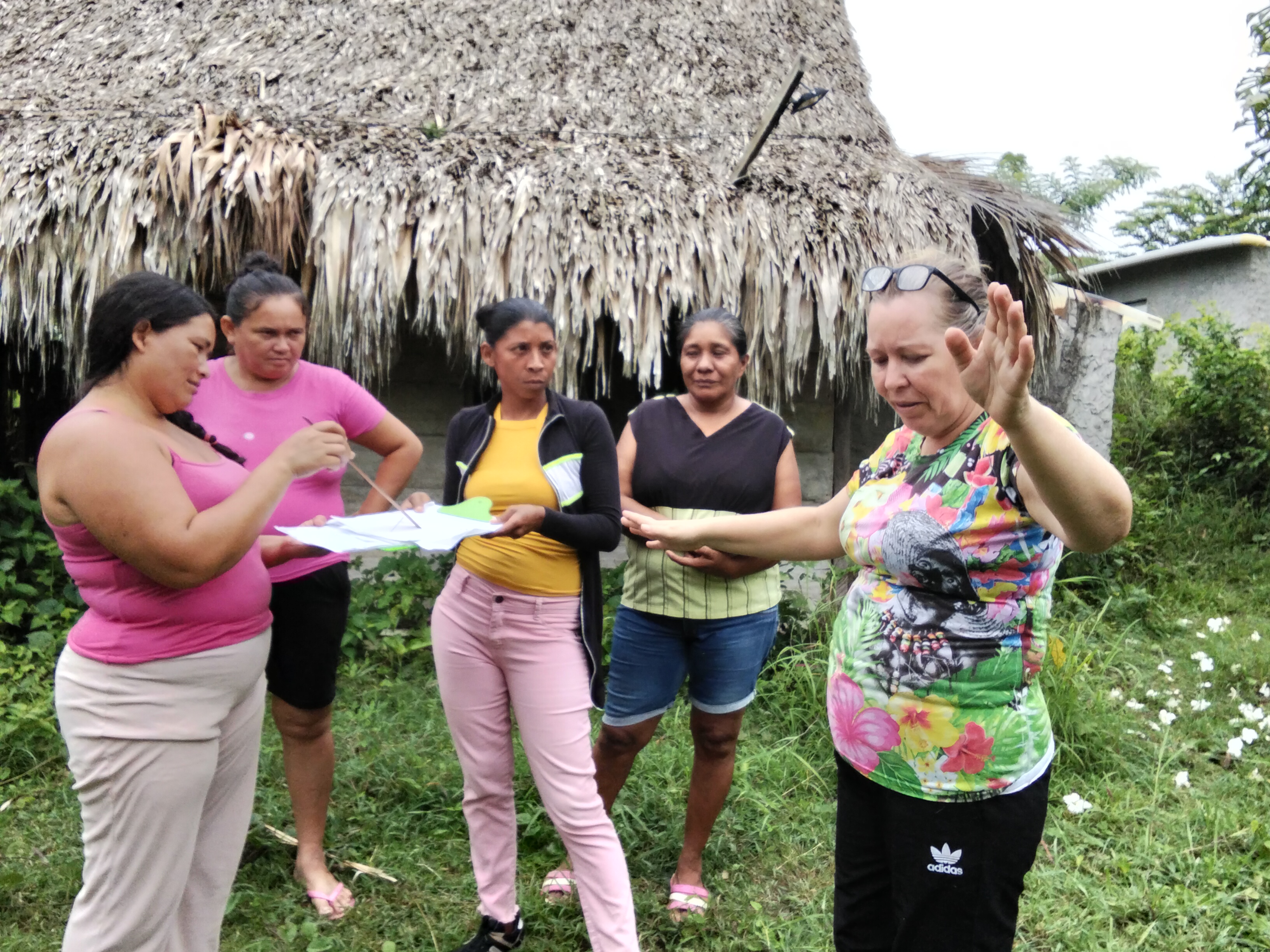 Grupo revisando documentos y decisiones en el exterior antes de construir.