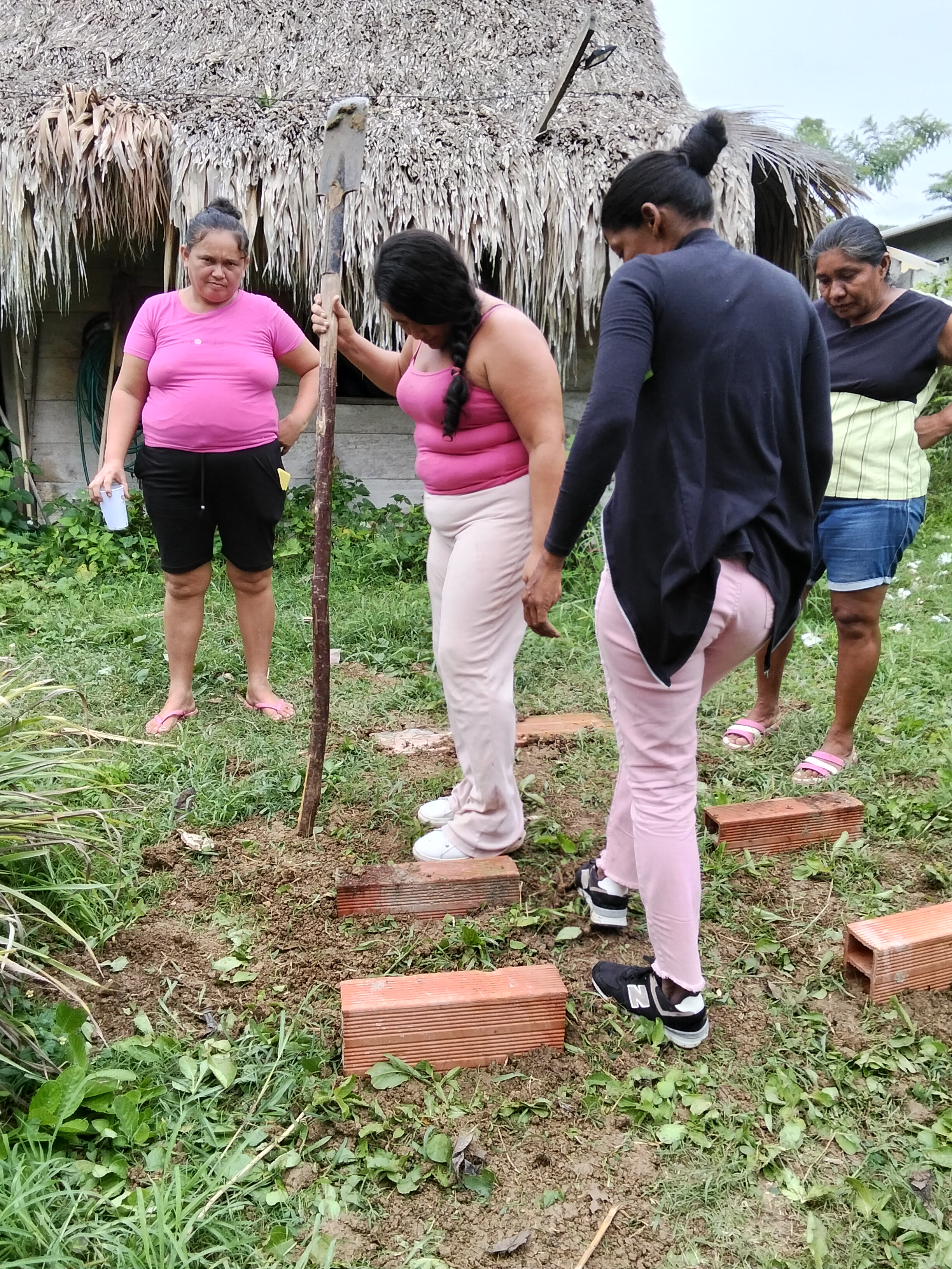 Grupo marcando puntos en el suelo para ubicar elementos del proyecto.