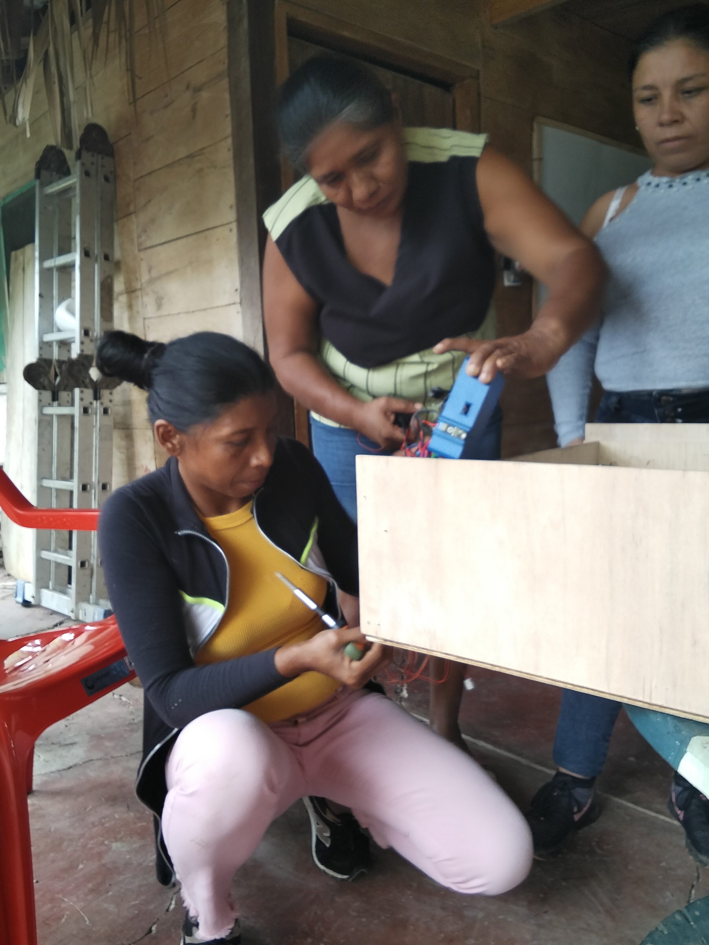 Participantes instalando componentes dentro de la caja del proyecto.