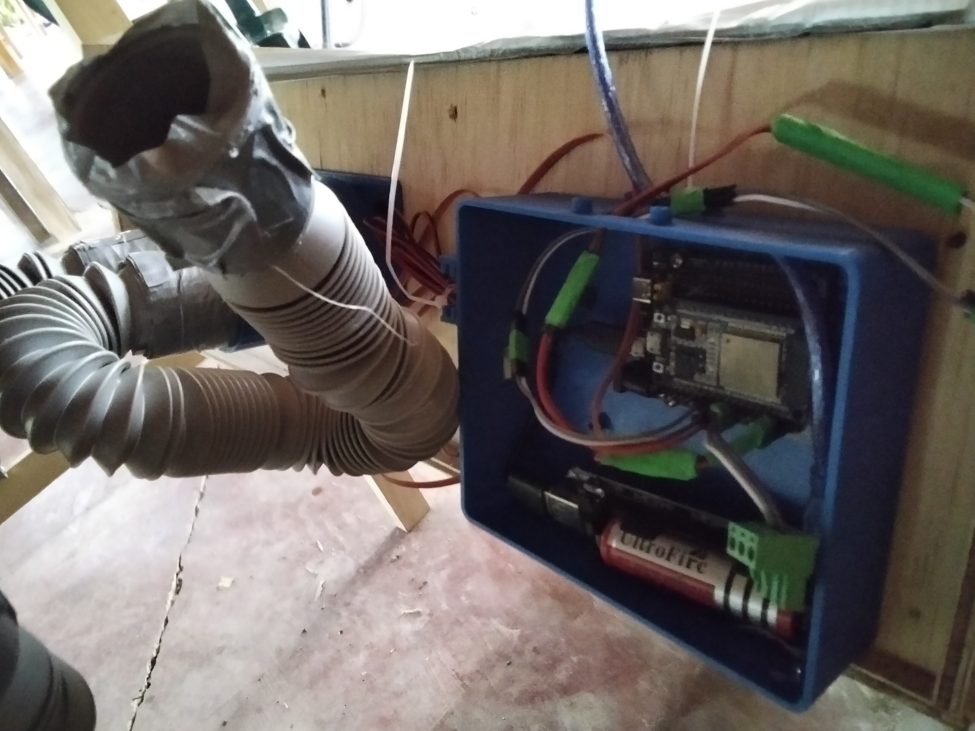 Caja de control impresa en 3D con conexiones internas.