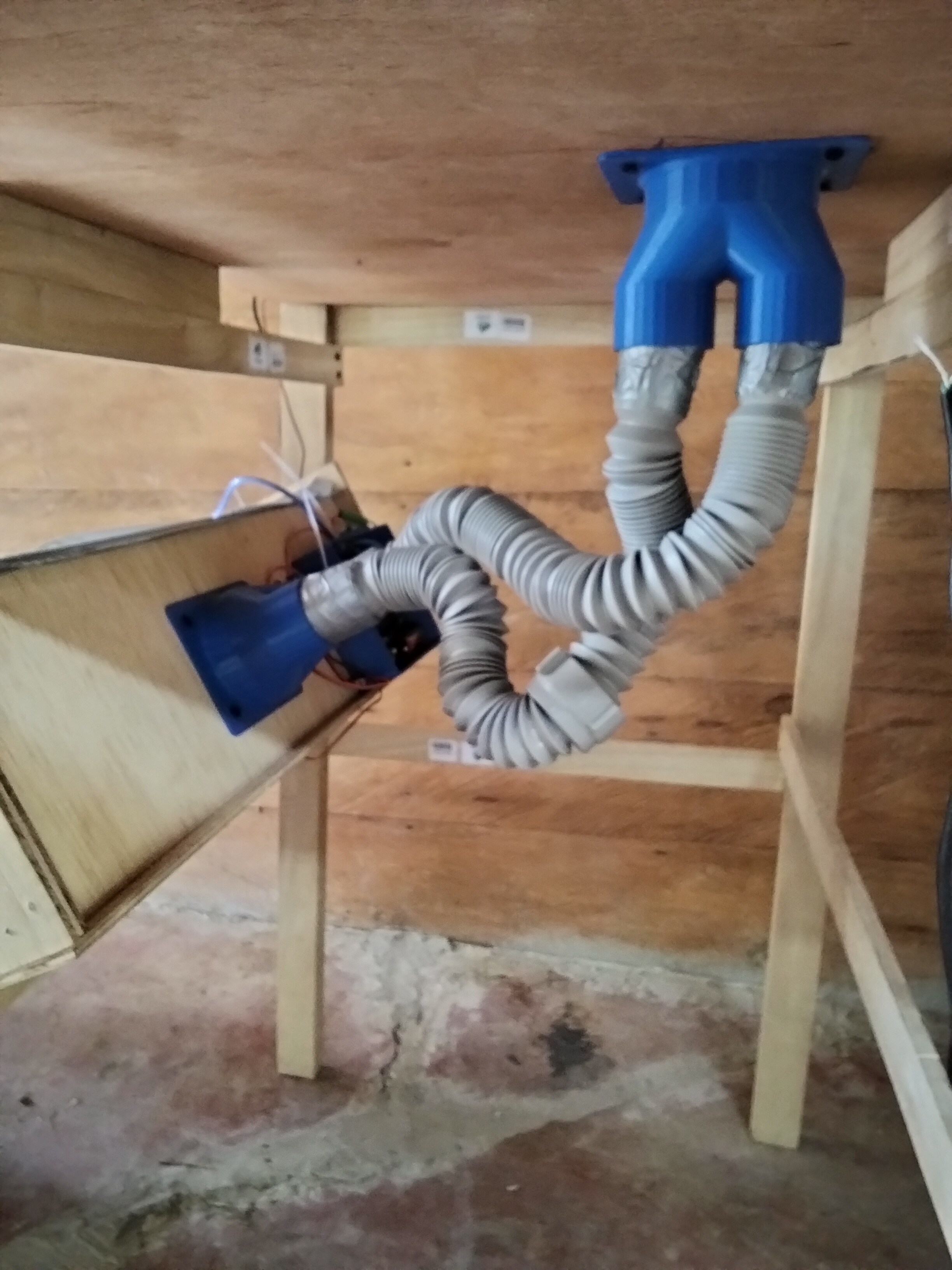 Adaptador impreso en 3D conectado a un ducto dentro del proyecto.